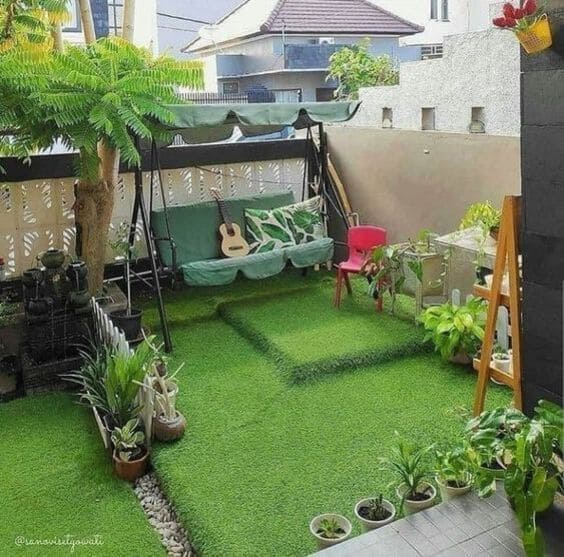มุมนั่งเล่นจัดสวนข้างบ้าน ปูหญ้าเทียม