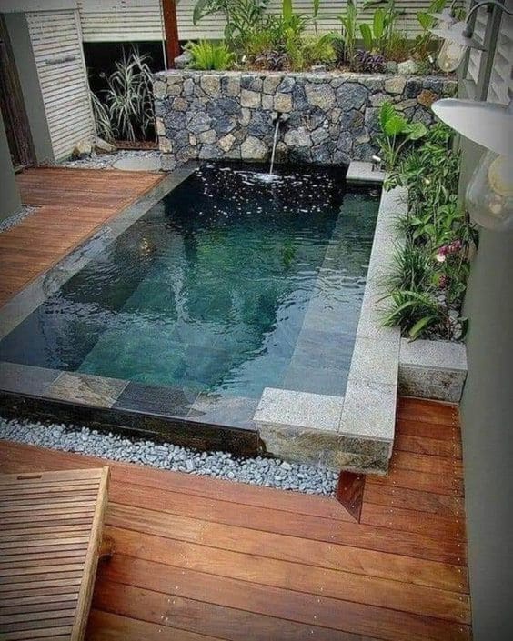 สระว่ายน้ำหลังบ้าน